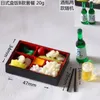 Dekoratif figürinler 1 set bebek evi mini fast food bento çevreleyen sahne plakası mat suşi ile bira çubukları