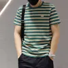 Camiseta listrada de mangas curtas masculina com pescoço redondo, tendência de mangas e mangas casuais de mangas curtas, versão coreana da primavera/verão