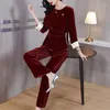 Calças de duas peças femininas 2024 Vinho Red Silk Velvet Moda Conjunto de camisa de manga longa sólida perna largura slim