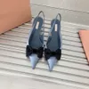 2024 Nuove scarpe single da donna Diamond Diamond Bow Baotou Sandals Sandali poco profondi primavera/estate con tacco gatto posteriore