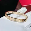 Bracelete de cartão v Gold Wide Edition Ten Diamond Fashion Classic Bracelet High Edition Temperamental Titanium Steel Diamond Incorporando estilo de casal com chave de fenda