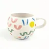Verres à vin Tasse de thé en céramique pour tasse ronde en porcelaine avec lignes de lignes de lignes à main colorées bureau et tasses à domicile.