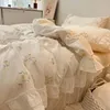 Zestawy pościeli Elegancka kwiecista kwiat z kwiatów Słodka księżniczka biała ruffy krawędź kołdra bedskirt poduszka 4pc