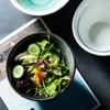 Schalen kreative Keramikschale grüne Gemüse schräg Mund großes tiefe unregelmäßige Tischgeschirr Haushalt Küche Vorräte