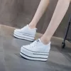 Scarpe casual Piattaforma in pelle genuina per donne Spuntano i tacchi alti autunnali cunete sneaker di bianco