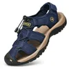 Cuir Men Sandals Chaussures d'été 2023 Plus taille pour hommes à la mode décontractée de plage extérieure, pantoufles respirantes pataugeant 240322