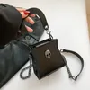 Werks Großhandel Ladies Umhängetasche 4 Farben Street Rivet Mobiltelefon Tasche täglich Joker Solid Color Leder Handtasche Trend Skull Mini Coin Geldbörse 3150#