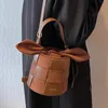 Womens Pail Bag 2023 Bow Party Crossbody Frosted Woven Portable Bucket 3D Handväska Lovely Chocolate Cylindrical 240328