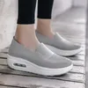 Casual skor kvinnor mesh stickning platt sneakers plattform loafers andningsbara sväng kilar sko lägenheter