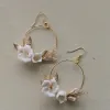 Orecchini Orecchini da sposa rotondi in oro Orecchini da sposa Accessori da sposa floreali in ceramica Foglia fatte a mano Orecchi per far cadere