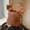 Womens Pail Bag 2023 Bow Party Crossbody Frosted Woven Portable Bucket 3D Handväska Lovely Chocolate Cylindrical 240328
