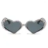 Solglasögon 2024 Fashion Rhinestone Sun Glasses Women Personlighet Design Heart Shaped Frame Punk UV400