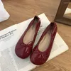 Buty swobodne Retro czerwone komfortowe mokasyny dla kobiet miękki patent na skórzany balet płaski 2024 biały czarny okrągłe palce bownot podstawowe
