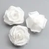 Flores decorativas 50pcs 6cm Rosas brancas de espuma artificial de peito para decoração de casamento em casa Diy Scrapbooking