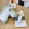 Luxe dame Rivet Lederen Sneakers Casual schoenjurkschoenen Men Vrouwen ontwerpers White Girl Boy Top Kwaliteit Buiten tennisschoen Run Walk Loafer