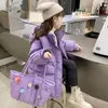 Down Coat 2024 Kinderkinderen Kinderen Outerwear Winterkleding Tiener Tiene jongens meisjes met katoen met katoen met parka-jassen Dikke Warm Lange Jackets W09