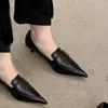 Отсуть обувь черная мягкая кожаные таконы металлические украшения для женщины с заостренными сандалиями на каблуке на каблуке.