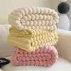 冬の暖かい毛布寝室のためのふわふわの毛布快適なソフトベッドカバーソリッドカラーの秋のベッドスプレッドサポイル紙240326