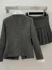 Vestimentos de trabalho temperamento da moda Salia plissada elegante de cintura delicada Redução de idade redução de outono e inverno Mulheres de duas peças Conjunto