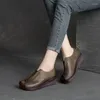 Kleding schoenen echte lederen retro pompen vrouwen 2024 veer comfortabele veelzijdige vaste kleur zachte zool wiggen