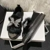 Casual schoenen Crystal Bow Fur Women Platform Flats Luxe bling 2024 Wintermode warm voor trend pluche feest sneeuwschoenen