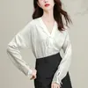 Bloups feminina Camisa de estilo chinês de Satin Satin para mulheres de seda Vintage Floral Clothing Loose T-decote em V Primavera e verão