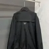 Куртка Мужчина Дизайнерские куртки Женские мужские модные металлические подвесные подвесные вершины.