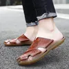 Slippers Casual Leather Men Sandals Summer Fashion Outdoor Beach Shoes Two Two Utilise la non-glissement imperméable de haute qualité