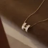 Autentisk guldelektropläterad Zircon Letter H Korean Instagram Lätt mode Elegance Clawbone Chain Design Sense mångsidig halsbandsdekoration