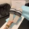 Diseñador para mujeres zapatillas de verano de verano sandalias de lujo negros panda blancos zapatos beige beige para mujeres almohadas casuales de color sólido deslizamiento de la piscina de la playa