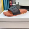 Visetos designer sandaler tofflor för mens lägenheter gummislidor skjutreglage svarta vita bokstäver märker tryck sandale mcivi sommar mcms strandskor