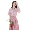 Bluzki damskie 2024 Pink Light Dojrzałe wysokiej jakości fragmentowany kołnierz kwiatowy Mały chryzantema z nadrukiem Koszulka Zestaw spódnicy