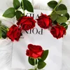 Dekorativa blommor Artificial Rose Branch Elegant Velvet Bouquet for Home Decor Events Realistic With Green Leaves Wedding