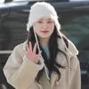 Berets Kpop Stars Yeri der gleiche weiße flauschige Hut süßer süßes Plüsch -Ohrschutz gestrickt Wollfans Kollektion Geschenke Star Stern