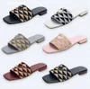 Fabric de tissus Tazz Slippers Prad Broider Sandal Triangle Slide Men Femmes Casual Shoe Luxury Cuir Flip Flops Loafer Sliders Summer Beach White Sandale D4353