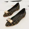 Casual schoenen Big Size 42 Crystal Metal Decoration Mocassins Dames Sneakers Pointed Toe Loafers Soft Soled Plaid Weave Flats Woman 2024