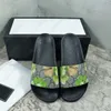 Designer Summer Beach Slippers Sandaler Italien Paris Gummi Slides Floral Brocade Womens Mens Slipper Fashion Randig Flat Mules