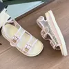 Kristalli Kadın Sandal 6934 Gül Bej Mesh Logosu Arka Kaymaz Kauçuk Sole Spor Tasarımcısı Sandals Düz Sandale dünyasından ilham kaynağı