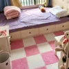 Carpets La chambre domestique est entièrement pavée avec des tapis de sol d'épissage carrés en peluche mousse