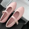 2024 Designerschuhe flache geschnittene einzelne Schuhe für Frauen mit Box Top -Qualität echter Leder flacher Boden Ballettschuhe mit einem Knopf rund Zeh für Geschenk