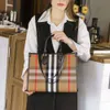 Stylish Luxury Straddle Bag European och American Retro Large Capacity Tote Womens New Checkered Color Coded Pending Handbag Light