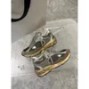 Designer de luxo Sapatos casuais de lantejoulas de ouro para homens e mulheres tênis de laço de couro branco clássicos