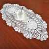 Tableau blanc vintage ovale coureur au crochet coton en dentelle florale