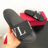 Rozmiar 35-42 z pudełkową gumową designerką śliskową Sandal Luxury gorące klasyczne slajd w osadzony nit letni basen najwyższa jakość butów na plażę czarne muły na zewnątrz płaska dziewczyna