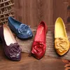 Casual skor kvinnor glider på äkta läder platt kvinnors utomhusblomma dekoration handgjorda vintage lata mjuka loafers