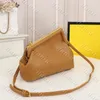 Luxury Luxury Design Fashion's Fashion Cuir Cloud Bag Metal Letter Lock Clip Clip Clip Sac Europe et Amérique Personnalité rétro Single Single Crossbody Bord Brown Brown