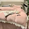 Conjuntos de cama 4pcs Conjunto de veludo de leite esculpido Tampa de edredom de inverno espessamento de coral colcha de coral menina leito de linho rosa cinza rosa