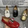 Chaussures décontractées Fashion Femmes Locs Plus taille Slip on Femelle Femme Designer Flat Mullers Patent Leather