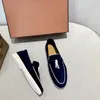 Sapatos casuais mocasines para mulheres 2024 Suraco de camurça panos de couro Designer Charms confortáveis homens tênis