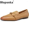 Sapatos casuais blapunka natural de couro genuíno norma para mulheres metal deco slip-ons bege redondo dedo do pé